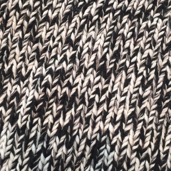 🎈SALE🎈The Limited chunky sweater.  Size Large. - Picture 2 of 5